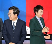 자리로 이동하는 김동연, 김은혜 후보
