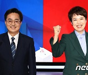 파이팅 외치는 김동연, 김은혜 후보