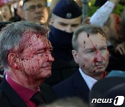 주폴란드 러 대사, 전승절 기념행사서 '붉은색 물감' 공격 받아