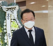 [포토]故 강수연 빈소 찾은 김부겸 총리와 동료 배우들