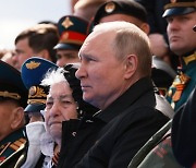 푸틴, 열병식서 '절망한 기색'.. 전면전 발표도 없었다