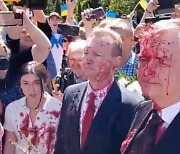 러시아 대사, 우크라 침공 반대 시위대한테 빨간 페인트 맞아