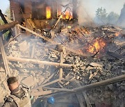 러시아 군, 학교 폭격.."민간인 60여명 잔해 속 사망 가능성"
