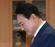 윤석열 정부 '안보·경제' 위기 속 출범