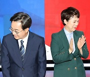 자리로 이동하는 김동연-김은혜 후보