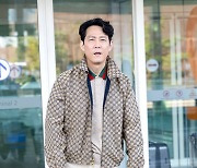 이정재, '해외 일정 이어 칸으로 출발' [사진]