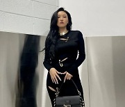 화사, 매혹적인 슬림 드레스 '블랙의 정석' [리포트:컷]