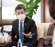 인터뷰하는 서욱 국방부 장관