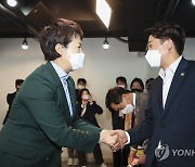 인사하는 이준석 상임선대위원장과 김은혜 경기도지사 후보