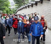 [포토] 청와대 등산로 찾은 시민들