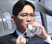 [포토]윤석열 대통령 취임식, '물 마시는 이재용 부회장'