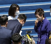 [포토]'박근혜 전 대통령에 허리숙여 인사하는 윤석열'