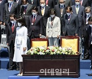 [포토]'묵념하는 윤석열-김건희'