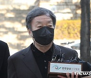 '뇌물수수 혐의' 윤우진 첫 공판서 혐의 부인..공소장 변경돼