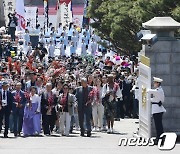 '청와대 문 열렸다'