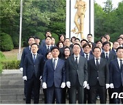 배국환 등 민주당 성남시 후보자 태평동 현충탑 합동 참배