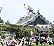 靑 춘추관 앞에서 열린 줄타기 공연