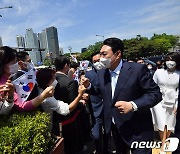 "윤 대통령 기다렸어요"..'용산시대' 첫날 집무실 주위 태극기 물결