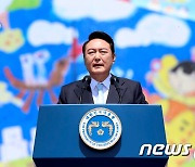尹대통령 취임사 "국민이 진정한 주인인 나라로 재건하겠다"