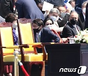 대화하는 박근혜 전 대통령·윤상현 의원