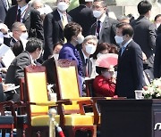 박병석 의장과 악수하는 박근혜 전 대통령