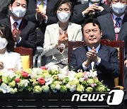 박수치는 윤석열 대통령과 김건희 여사