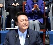 취임사 하는 윤석열 대통령 바라보는 박근혜 전 대통령