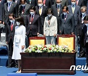 취임식서 묵념하는 윤석열 대통령과 김건희 여사