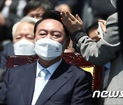 헤어 고정하는 윤석열 '대통령의 품격'