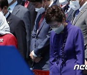 묵념하는 박근혜 전 대통령