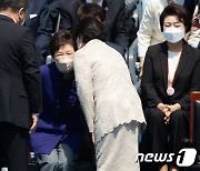 박근혜 전 대통령과 인사하는 이순자 씨