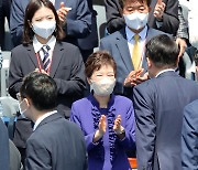 '탄핵' 얽힌 세 대통령 한자리에..尹 다가오자 미소 짓고 박수친 朴