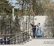 주민들에게 인사하는 文 전 대통령 내외