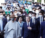 양산 사저로 발걸음 옮기는 문재인 전 대통령 내외