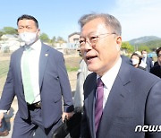 환영 인사에 화답하는 문재인 전 대통령