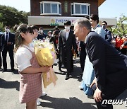 화동에게 꽃다발 받는 문재인 전 대통령