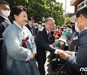 고향 돌아온 文 전 대통령 내외