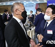 원희룡 후보자와 대화하는 정의선 현대차그룹 회장