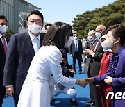 박근혜 전 대통령과 악수하는 김건희 여사