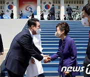 尹대통령, 박근혜 전 대통령과 악수