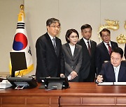 윤 대통령, 용산 집무실에서 첫 1호 안건 서명