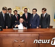 윤석열 대통령, 한덕수 총리 후보자 임명동의안 서명