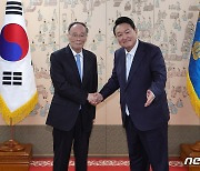 中, 尹대통령 방중 초청.."한반도 문제 협력 강화" 제안(상보)