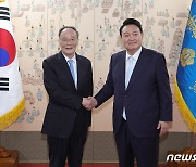 尹 대통령 만난 中 "한반도 민감한 문제 타당히 처리되길"(종합)