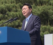 尹, '자유' 35번 강조.."반지성주의로 민주주의 위기"