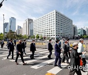 [포토]취임식장으로 이동하는 시민들