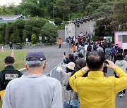 [포토] 청와대 경내 지나 북악산 오르는 시민들