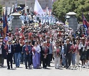 [포토] 청와대 정문 들어서는 국민대표와 시민들