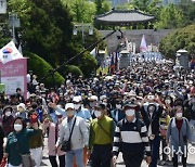 [포토] 청와대 정문으로 들어서는 시민들