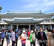 [포토] 청와대 본관 둘러보는 시민들